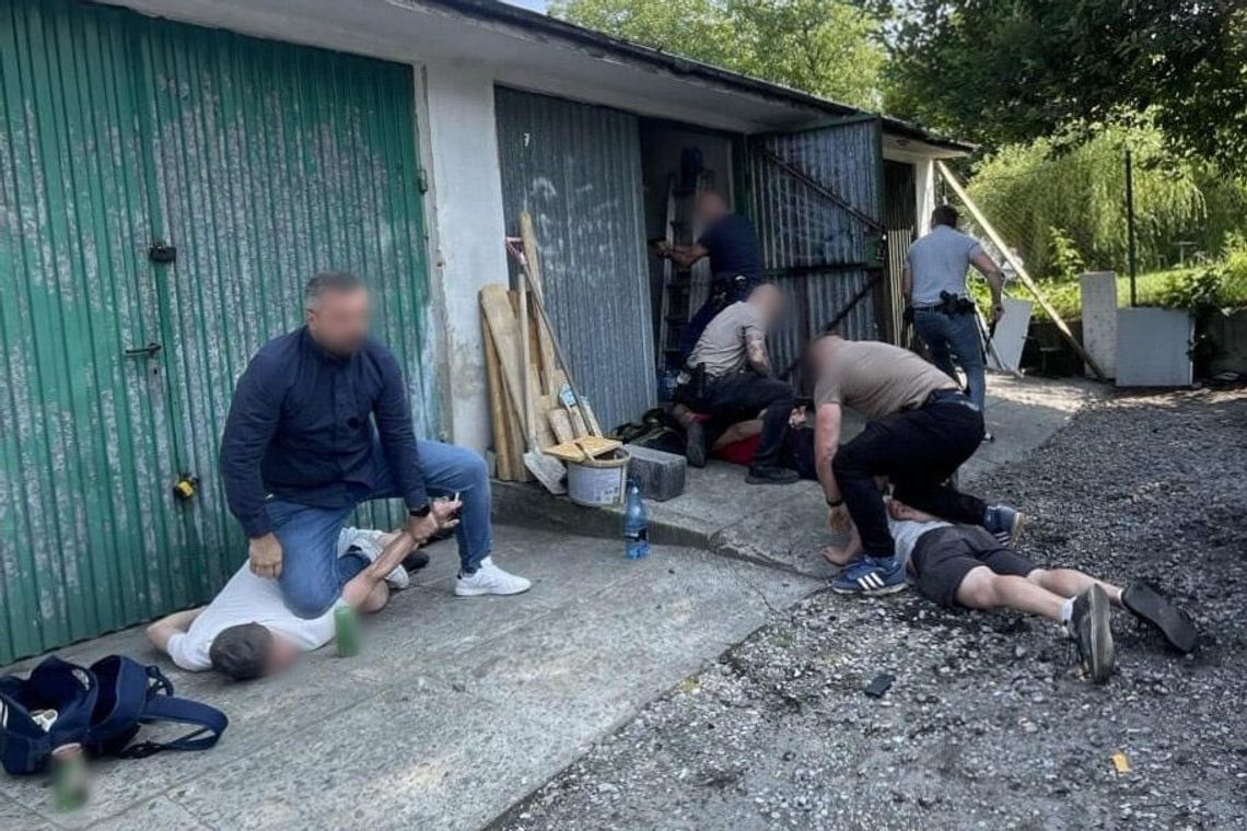 Zatrzymani przez policję za handel w garażach.