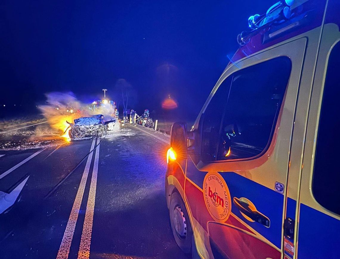 Brzeg, powiat brzeski, tragedia w powiecie brzeskim, nie żyje 6 osób, tragedia w wigilię, wigilijna tragedia, spłonęli żywcem w samochodzie