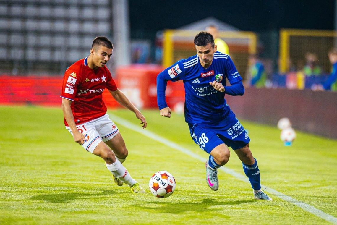 Miedź Legnica, Wisła Kraków, Biała Gwiazda, porażka Wisły Kraków, zwycięstwo Miedzi Legnica, Betclic 1 Liga, piłka nożna, Kraków, Legnica