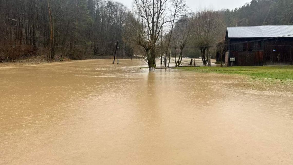 Na zdjęciu woda zalewająca pola na terenie gminy Skała