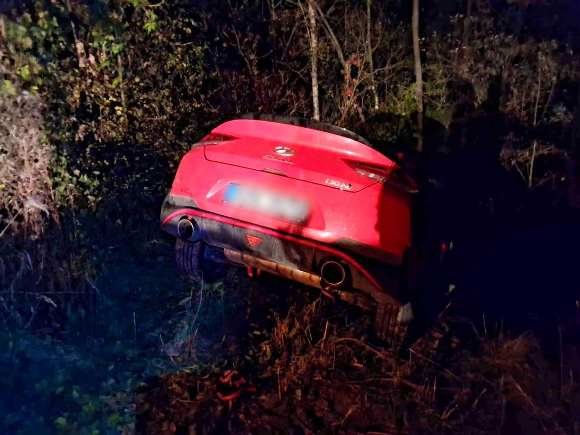 Toporzysko, wypadek w Toporzysku, gmina Jordanów, powiat suski, kolizja drogowa, samochód wpadł do rowu, na sygnale