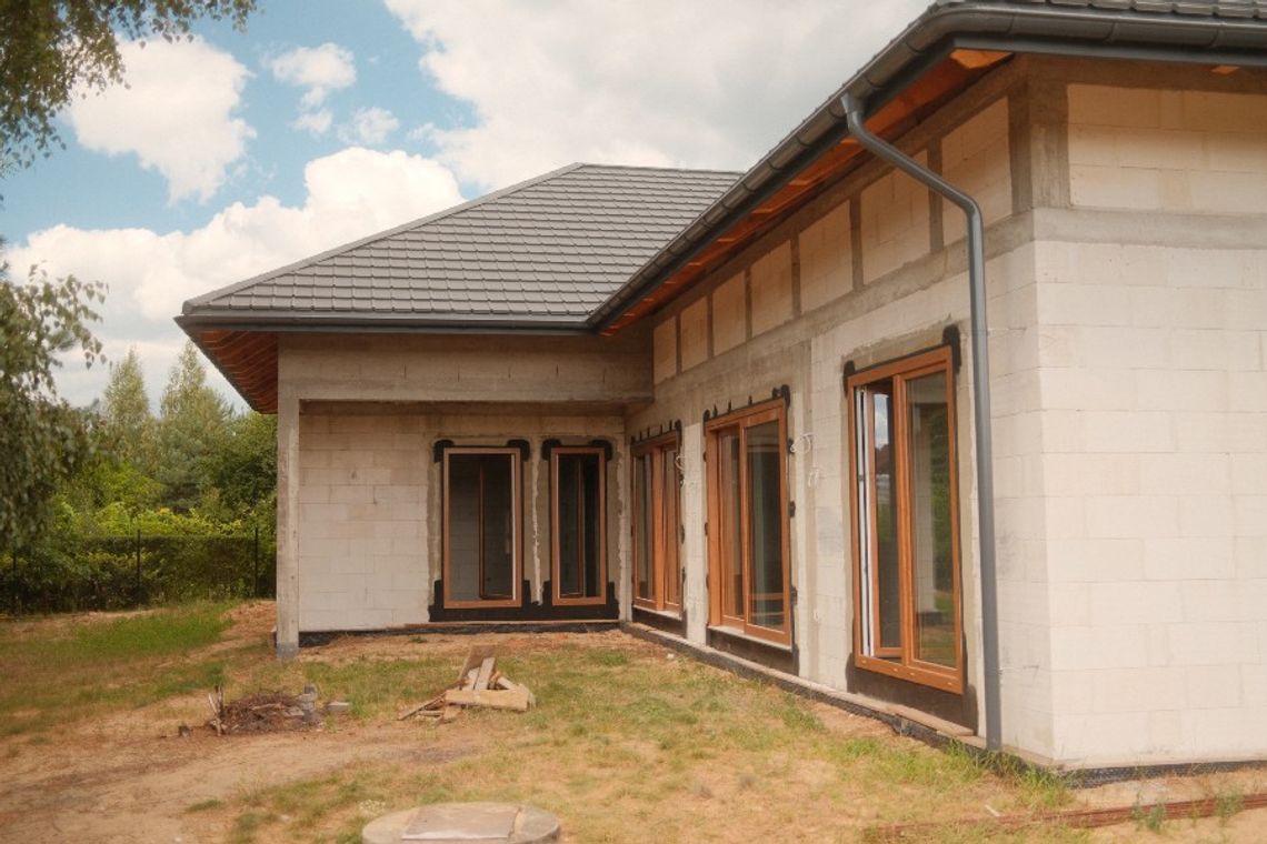 Wykańczanie domu w Nowym Sączu: jak wybrać okna, drzwi i parapety Sklep ze stolarką otworową w Nowym Sączu