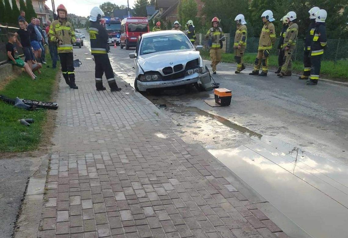 Na zdjęciu zniszczone BMW po wypadku w miejscowości Jangrot