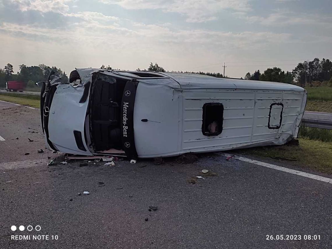 Wypadek busa prowadzonego przez Ukrainkę na autostradzie A4 [ZDJĘCIA]