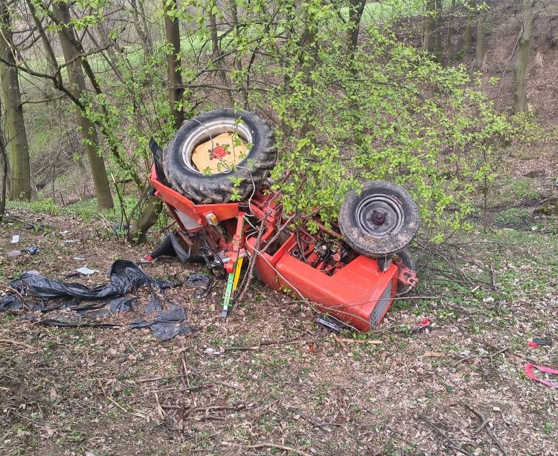 Wypadek ciągnika w Łąkcie Dolnej, wypadek ciągnika, śmigłowiec LPR, śmigłowiec na miejscu wypadku, wypadek w powiecie bocheńskim, wypadek ciągnika w powiecie bocheńskim
