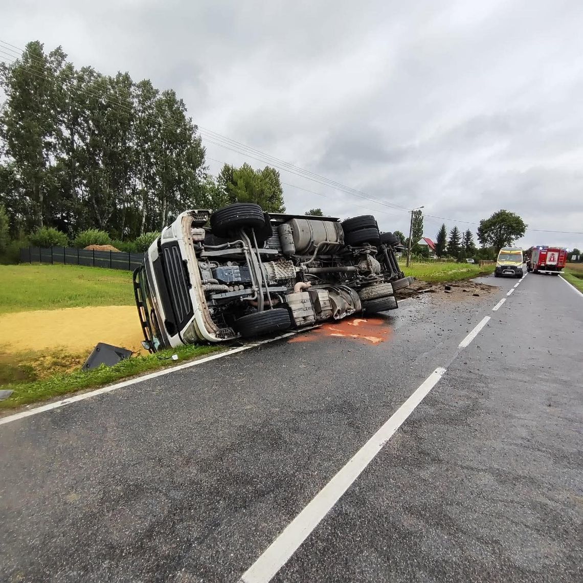 wypadek ciężarówki Słupiec, wypadek DW 982, przewrócona ciężarówka zboże, kierowca z promilem alkoholu, Dąbrowa Tarnowska wypadek