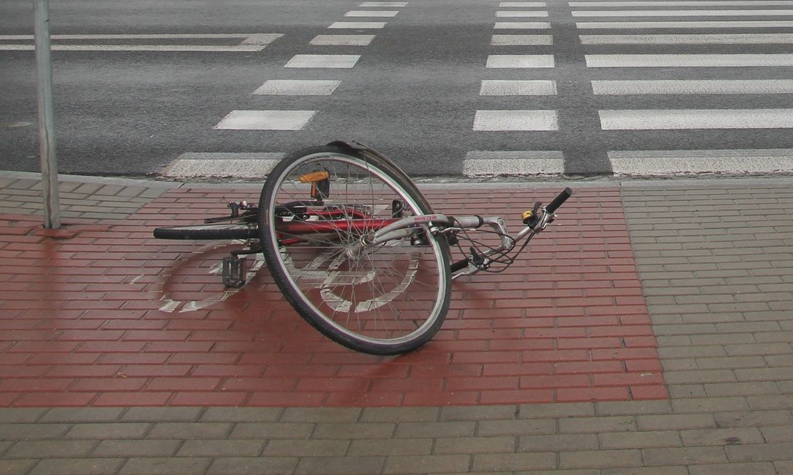 Wypadek drogowy w Oświęcimiu. Rowerzystka w ciężkim stanie Wypadek drogowy w Oświęcimiu. Rowerzystka w ciężkim stanie
