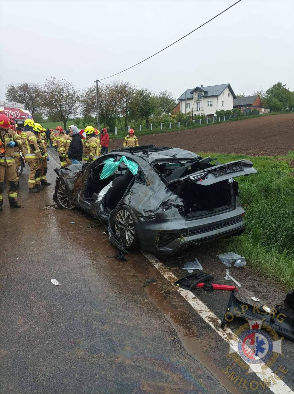 Na zdjęciu służby ratunkowe i rozbity samochód po wypadku w powiecie proszowickim