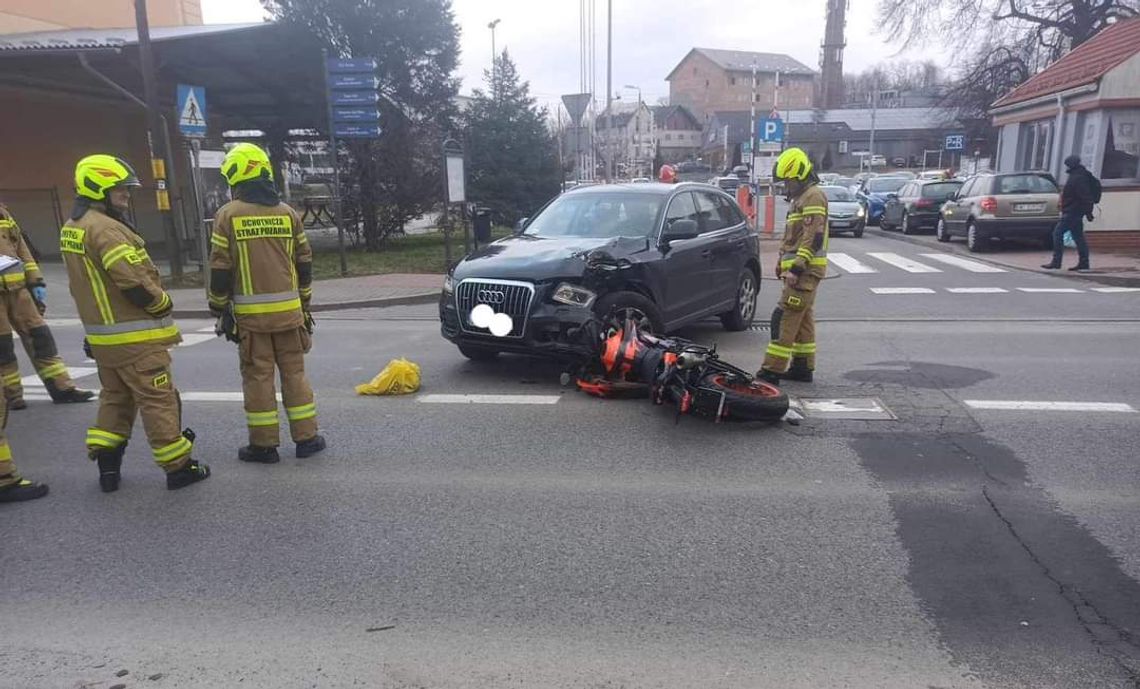 Na zdjęciu rozbity bok samochodu osobowego i motocykla po wypadku na ulicy Dembowskiego w Wieliczce