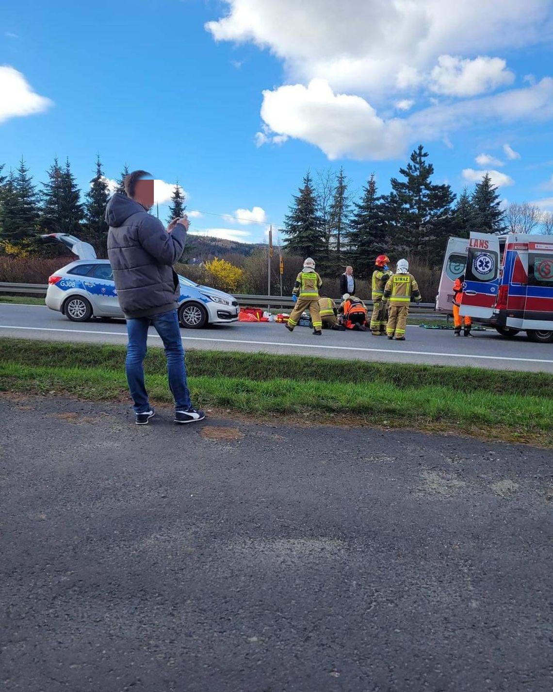 Wypadek motocyklisty na zakopiance w Jaworniku. Śmigłowiec w akcji