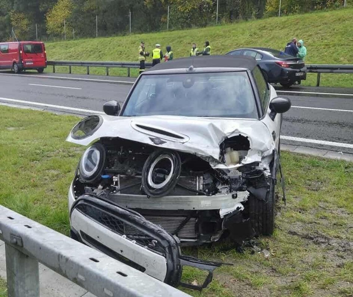 Wypadek na 394 kilometrze autostrady A4. Osobówka rozbiła się na barierach