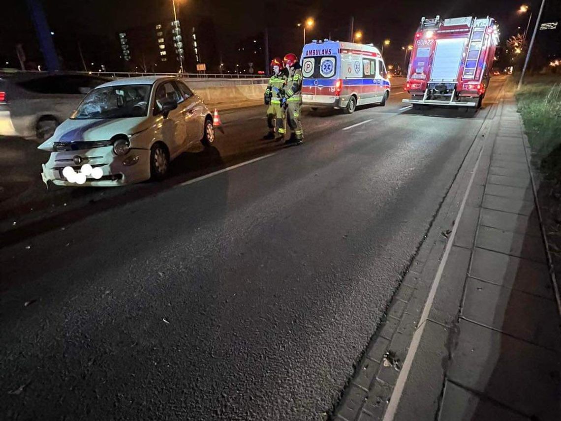 Na zdjęciu miejsce wypadku na Alei Powstania Warszawskiego oraz służby ratunkowe działające na miejscu