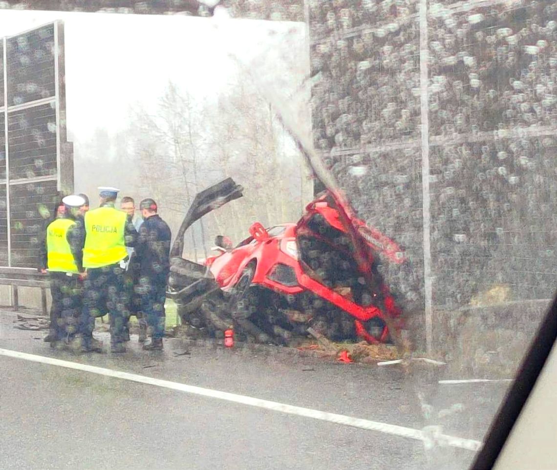 Wypadek na autostradzie A4. Osobówka rozbiła się na barierach