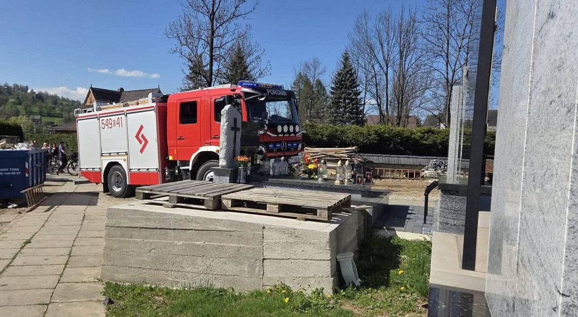 Poronin, mężczyzna wpadł do grobowca, wypadek na cmentarzu w Poroninie, poważny wypadek na cmentarzu w Poroninie