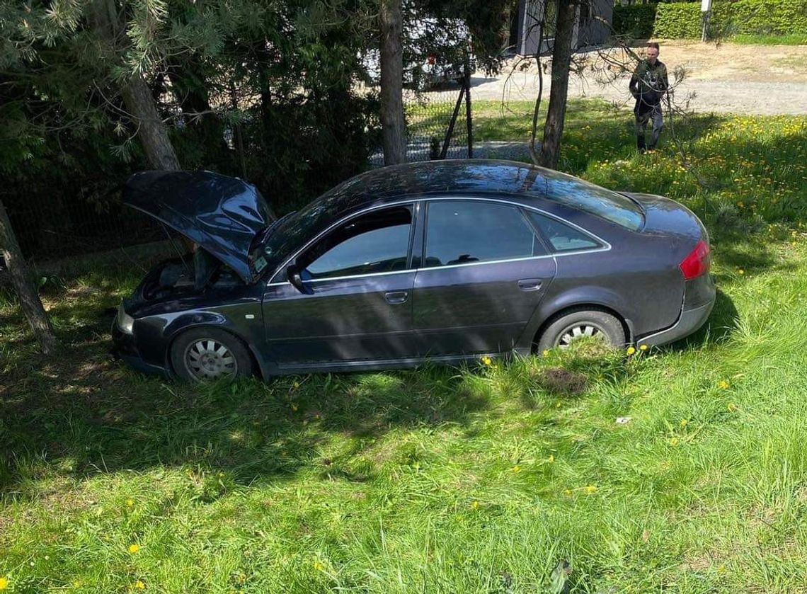 Na zdjęciu uszkodzony samochód po wypadku na DK94 w Czajowicach