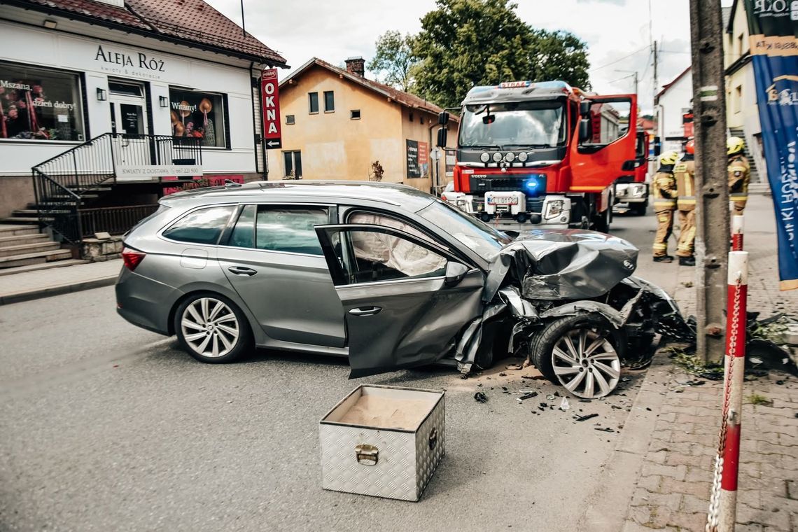 Mszana Dolna, wypadek drogowy, wypadek w Mszanie Dolnej, na sygnale, akcja ratunkowa, powiat limanowski