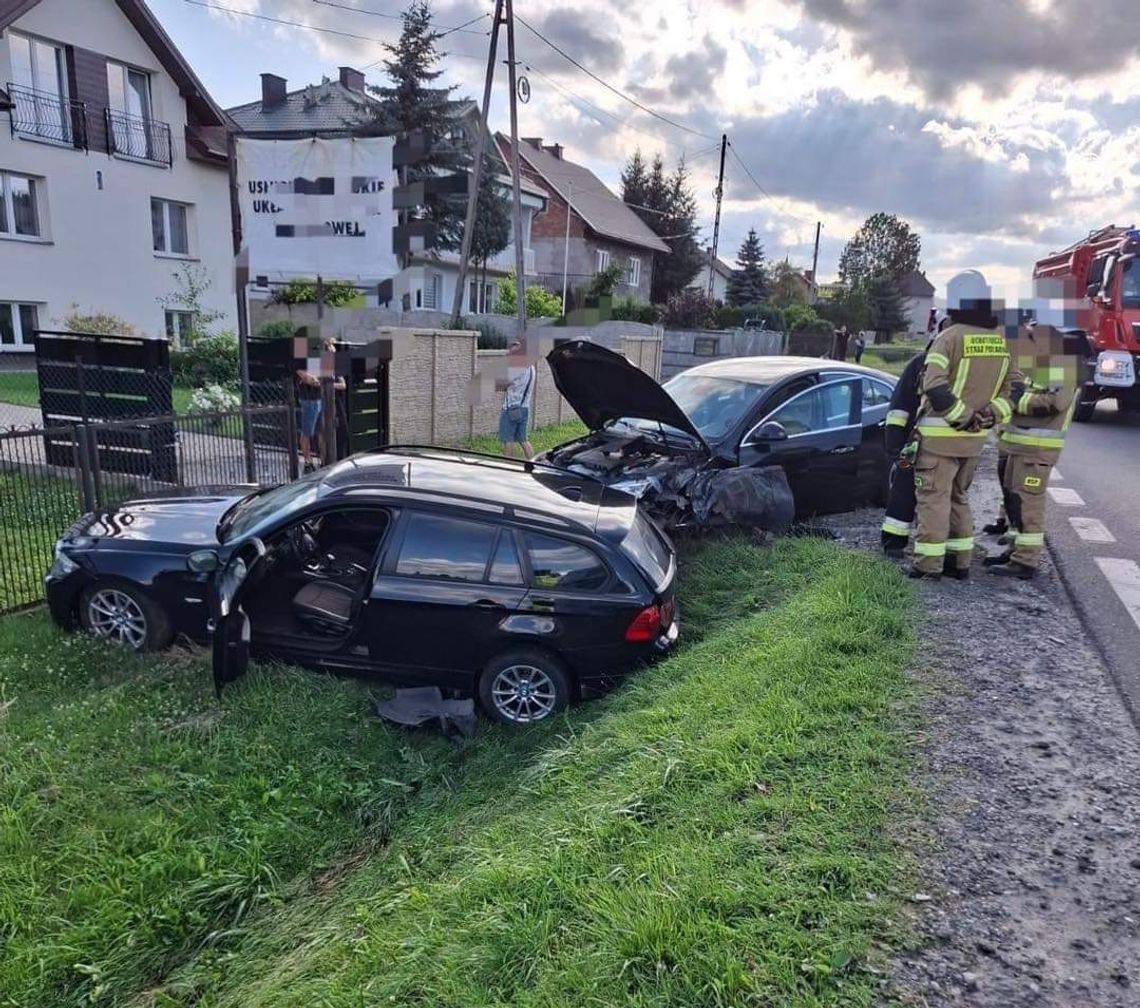 Na zdjęciu samochody biorące udział w wypadku na terenie miejscowości Przeginia