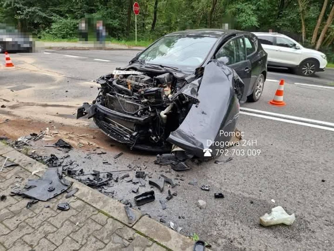 Harbutowice, wypadek w Harbutowicach, na sygnale, wypadek drogowy, zderzenie samochodu osobowego z dostawczym, akcja ratunkowa