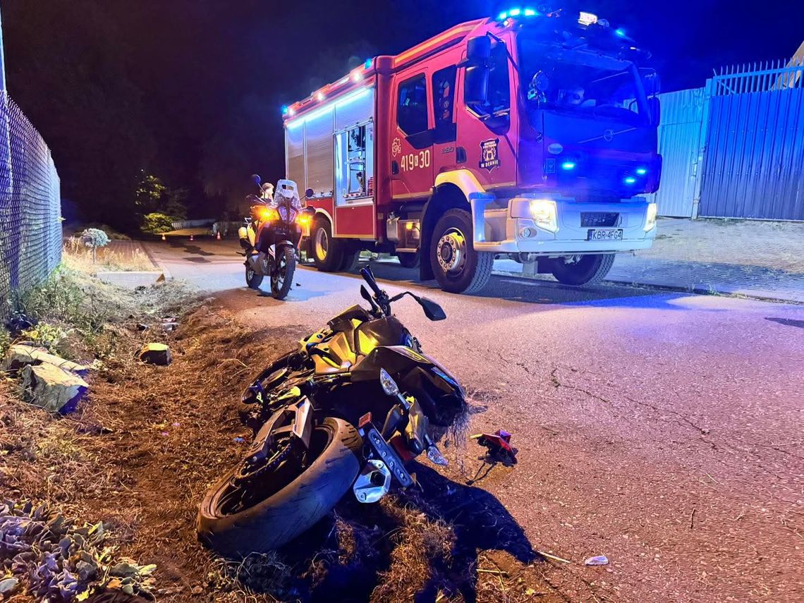 wypadek motocyklistki, powiat brzeski, Dębno, wypadek w Dębnie, poszkodowana motocyklistka, akcja ratunkowa, na sygnale, motocykl