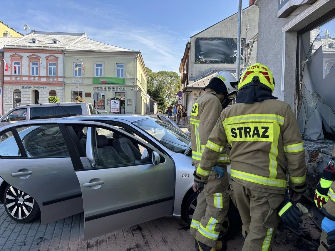 Samochód osobowy uderzył w budynek na Rynku w Grybowie