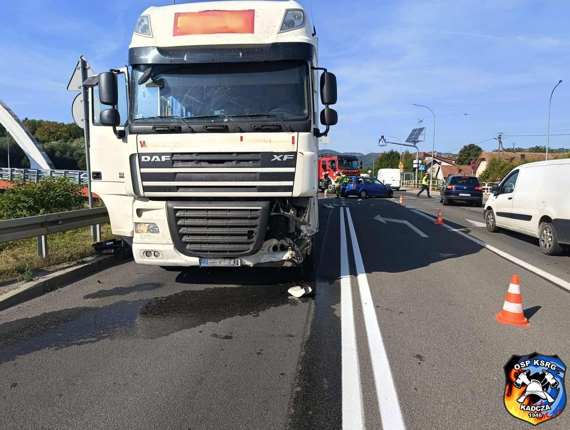 Wypadek na Sądecczyźnie. Na terenie Kadczy osobówka zderzyła się z ciężarówką [FOTO]