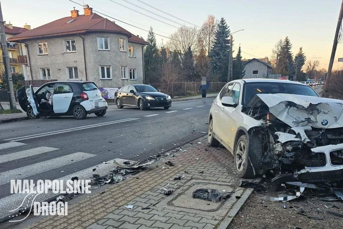 Wypadek na skrzyżowaniu w Wadowicach. Lokalna społeczność interweniuje