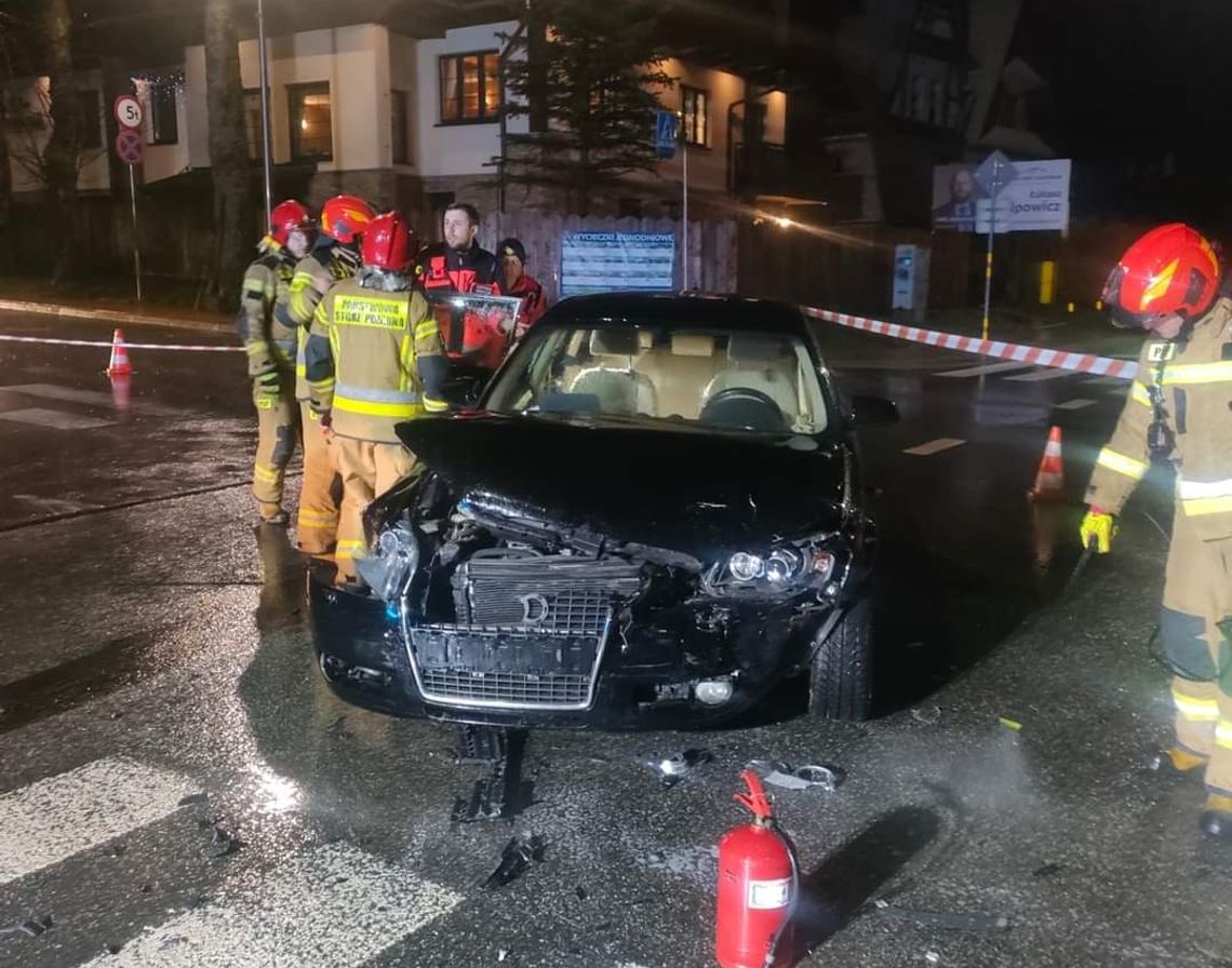 Na zdjęciu rozbity samochód po wypadku w Zakopanem i służby biorące udział w akcji ratunkowej