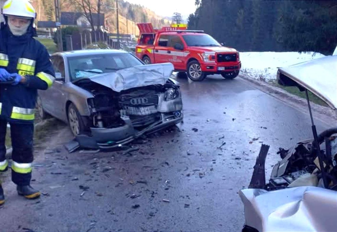 Wypadek na Ustrzyku w Ochotnicy Górnej. Trudne warunki, jedna osoba ranna [FOTO]