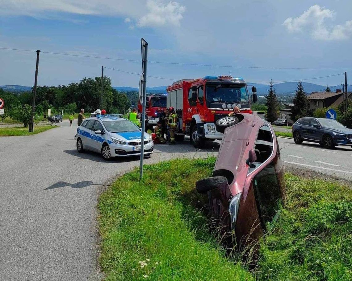 Na zdjęciu samochód osobowy, który wypadł z Zakopianki na terenie miejscowości Krzyszkowice