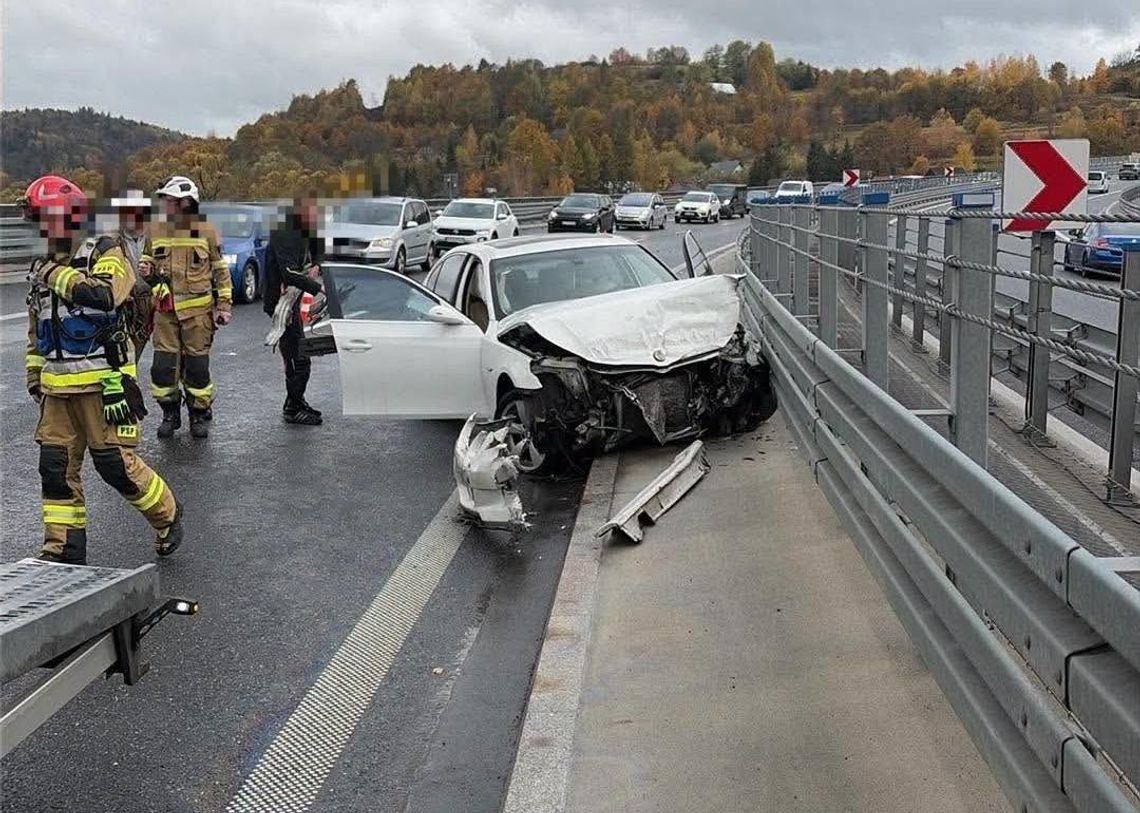 Wypadek na zakopiance w Lubniu. Samochód rozbił się na barierkach, tworzą się korki [ZDJĘCIA]