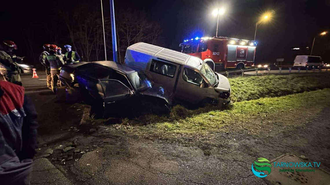 Ładna, powiat tarnowski, wypadek drogowy pod Tarnowem, jedna osoba poszkodowana w wypadku pod Tarnowem, zderzenie dwóch samochodów, samochody w rowie