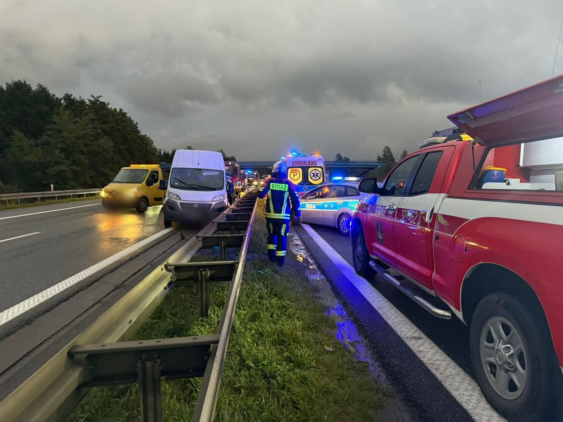 Autostrada A4, Kraków, Katowice, wypadek drogowy, na sygnale, A4, wypadek, samochód dostawczy, akcja ratownicza, Policja, straż pożarna
