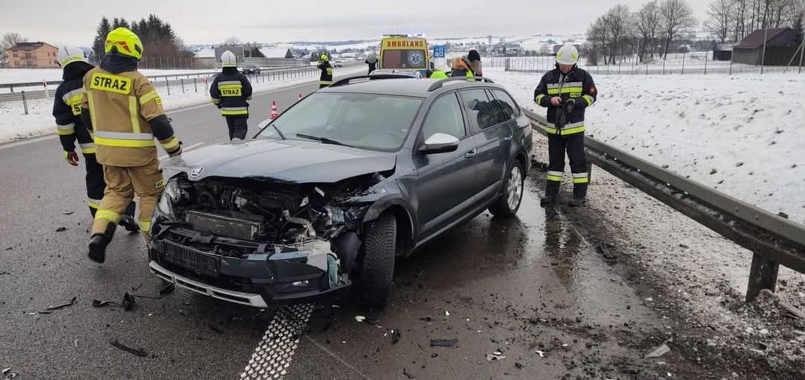 Wypadek samochodu osobowego na trasie S7 w Poskwitowie [FOTO]