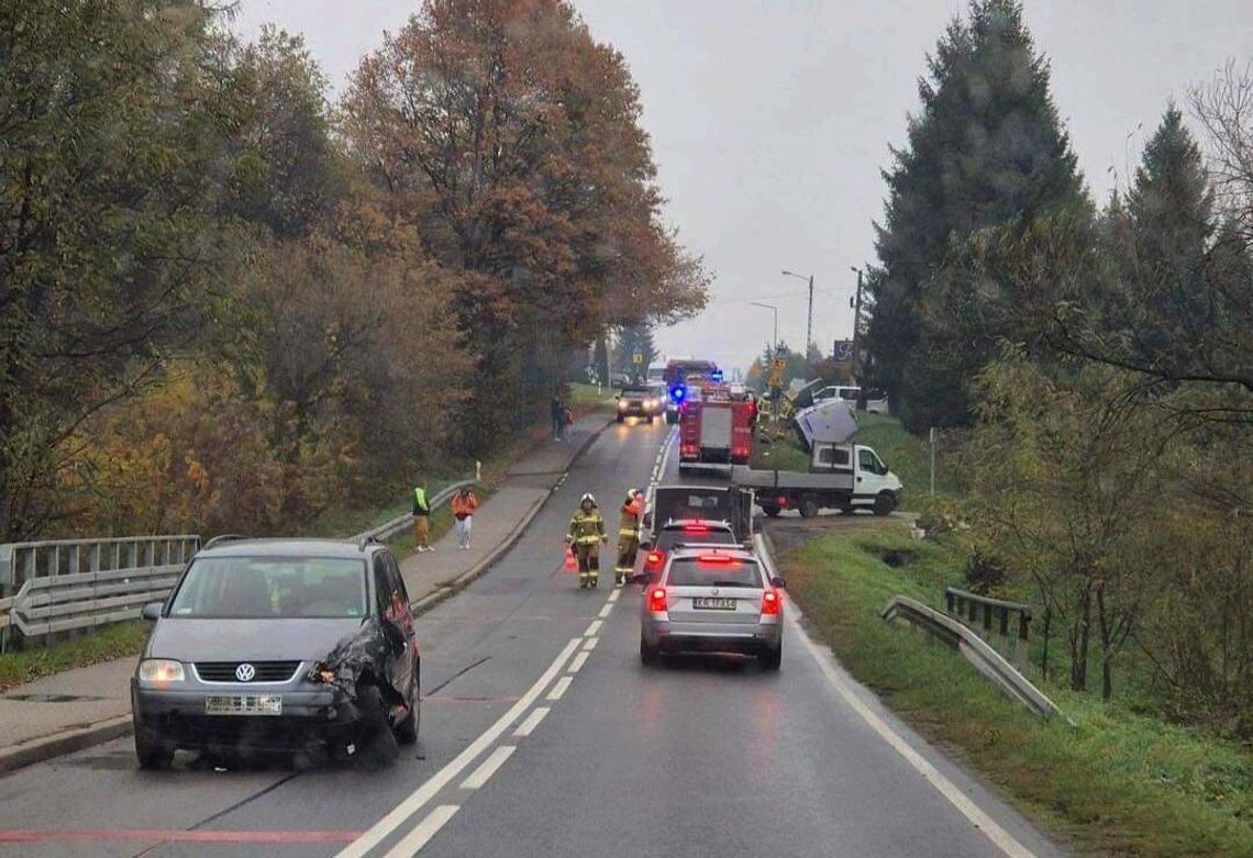 Wypadek szkolnego autobusu w Rudniku. Dwoje dzieci w szpitalu [FOTO]