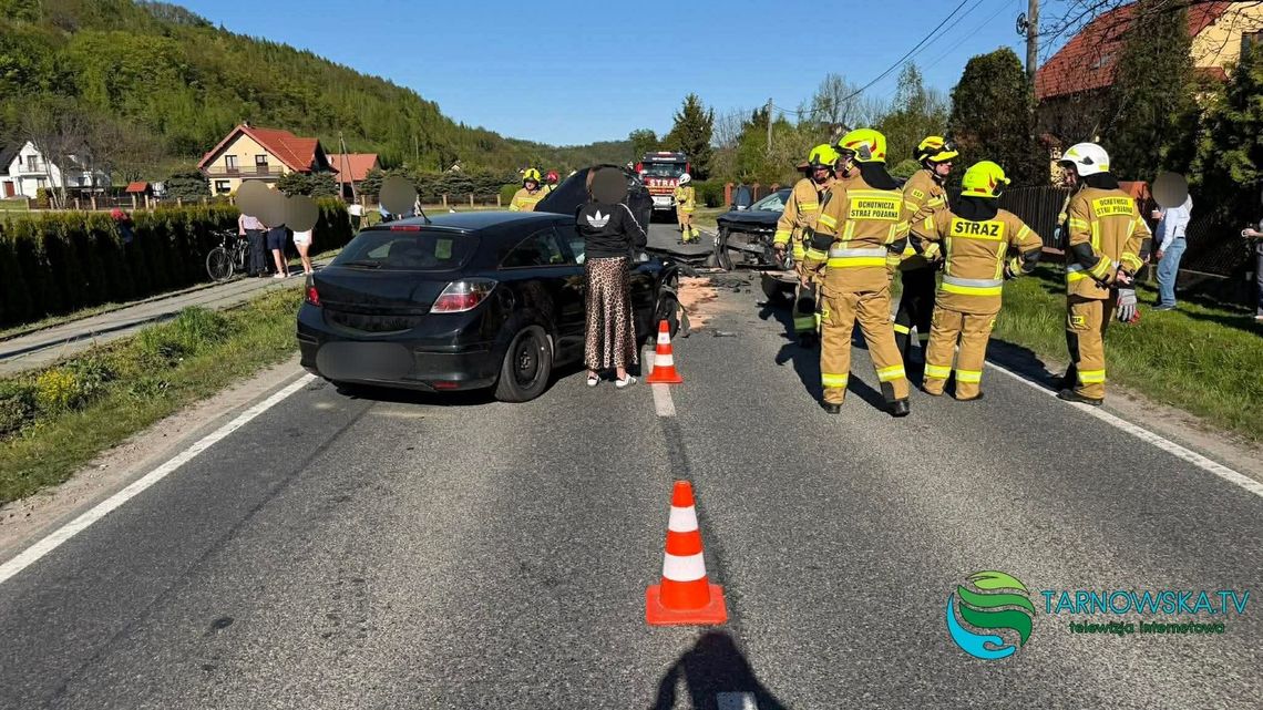 Charzewice, gmina Zakliczyn, powiat tarnowski, akcja ratunkowa, wypadek drogowy, wypadek, na sygnale, dwie osoby ranne