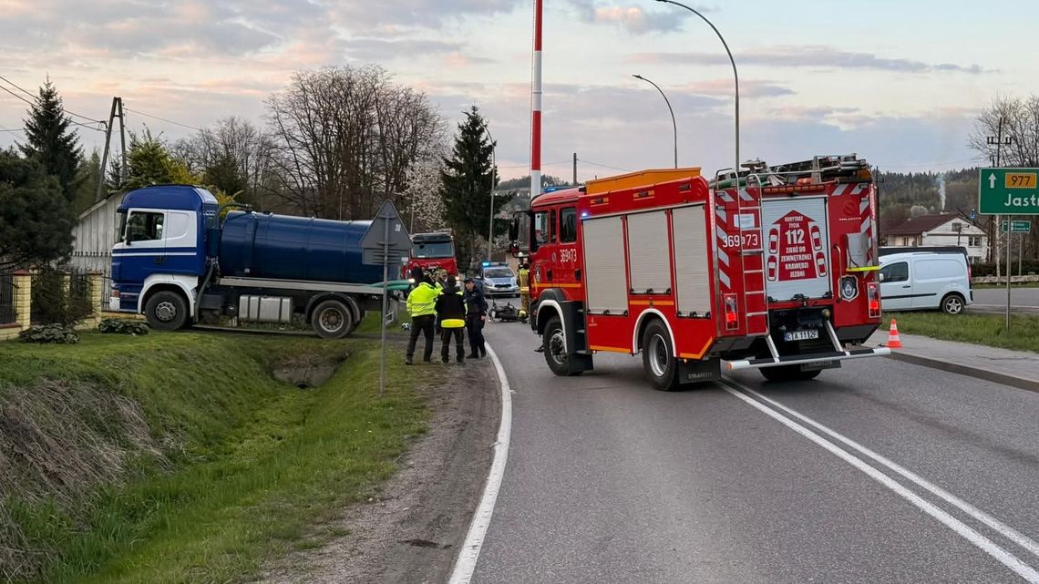 Ciężkowice, wypadek, powiat tarnowski, zderzenie motocykla z lawetą i autobusem, akcja ratunkowa, droga wojewódzka, dwie osoby w szpitalu
