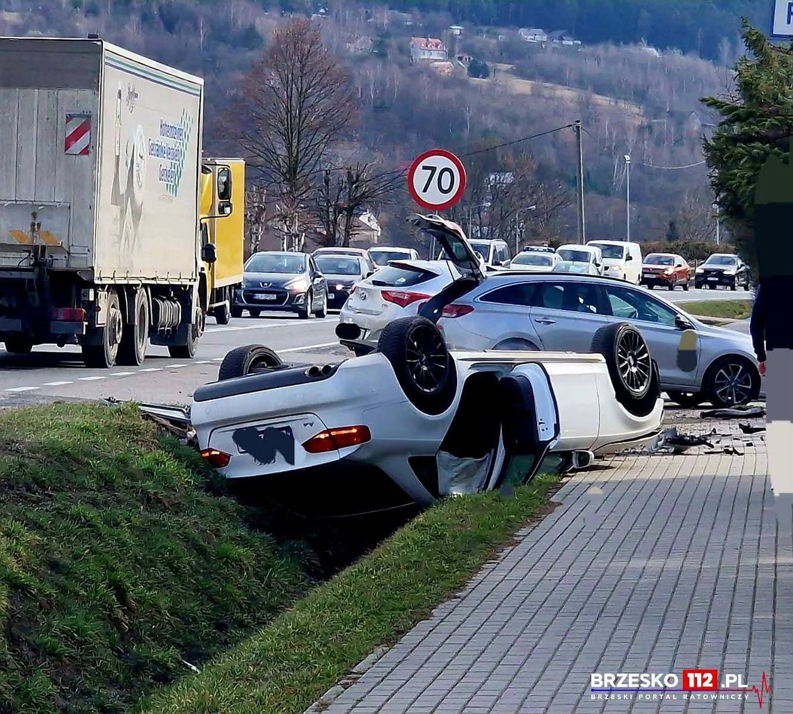 Czchów, powiat brzeski, wypadek drogowy, dachowanie, dachowanie samochodu osobowego, dachowanie osobówki