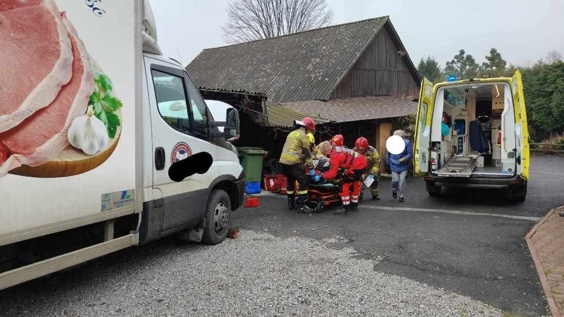 Wypadek w Gołaczewach. Mężczyzna przygnieciony przez samochód [FOTO]