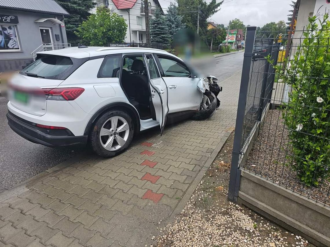 Wypadek w Iwanowicach. Osobówka uderzyła w ogrodzenie [ZDJĘCIA]