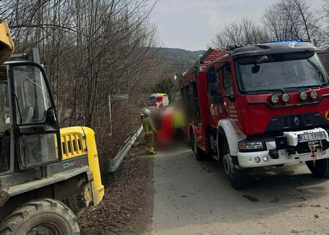 Kamionka Mała, powiat limanowski, akcja ratunkowa, mężczyzna przysypany ziemią, lotnicze pogotowie ratunkowe, śmigłowiec LPR