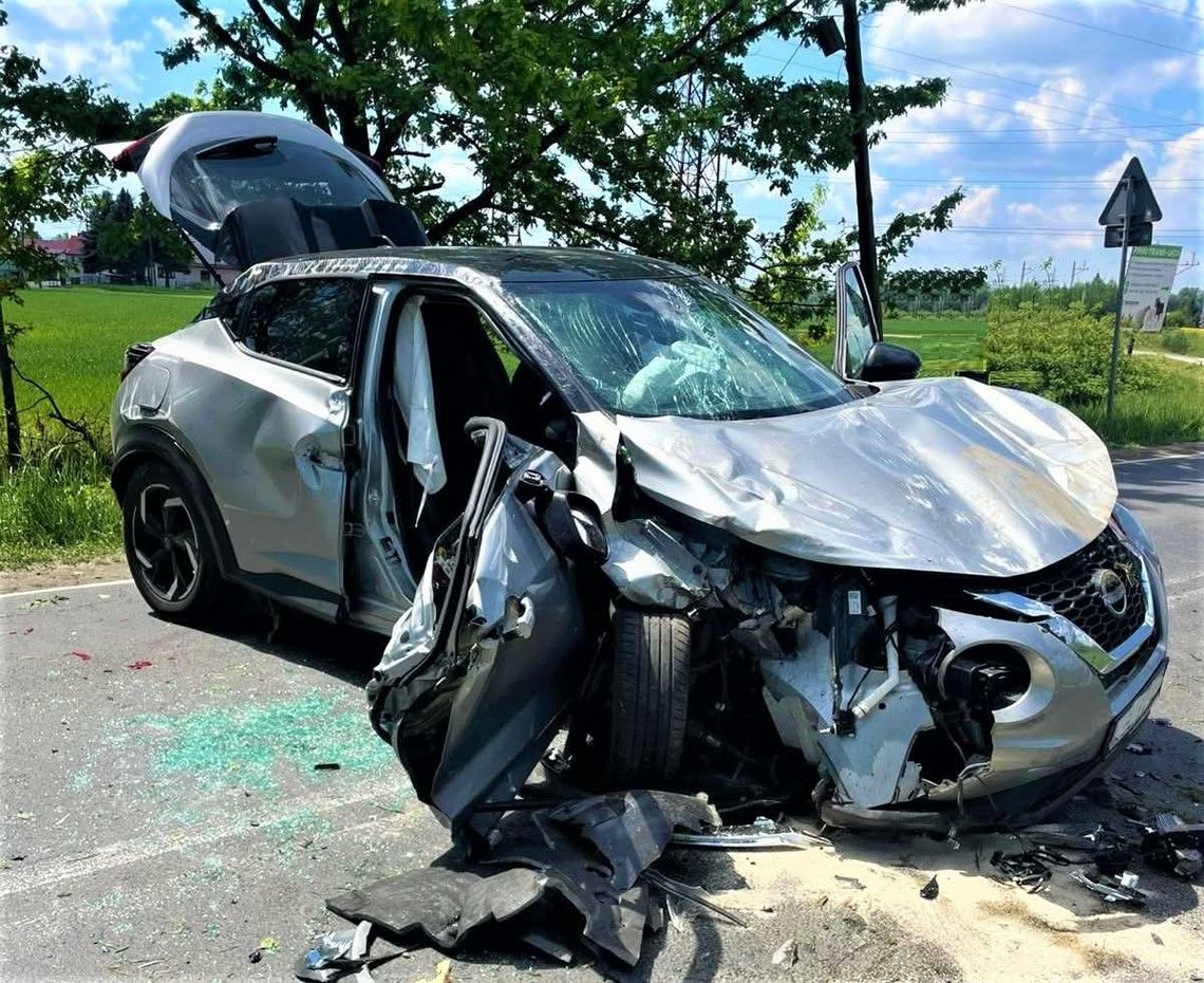 Wypadek w Palczowicach na DK44. Nissan uderzył w drzewo, dwie osoby w szpitalu Palczowice, powiat oświęcimski, na sygnale, akcja ratunkowa, wypadek samochodowy, wypadek, DK44