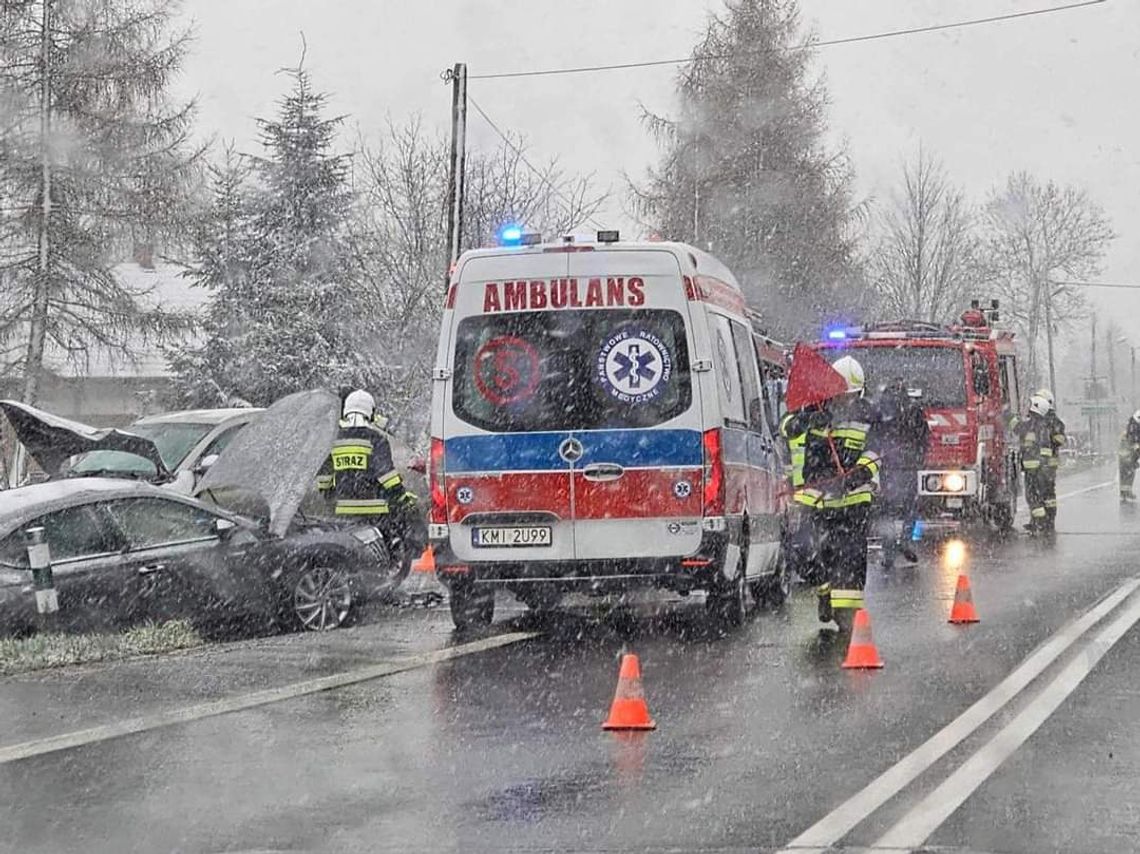 Wypadek w Prandocinie w fatalnych warunkach. Jedna osoba ranna [FOTO]