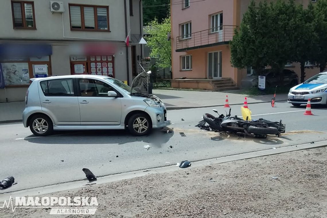 Sucha beskidzka, wypadek w suchej beskidzkiej, powiat suski, na sygnale, akcja ratunkowa, wypadek motocyklisty, wypadek drogowy