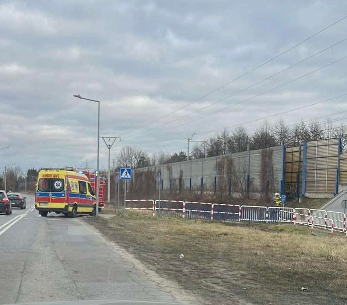 Wypadek w Tarnowie. Pociąg potrącił 60-letniego mężczyznę na torach [FOTO]