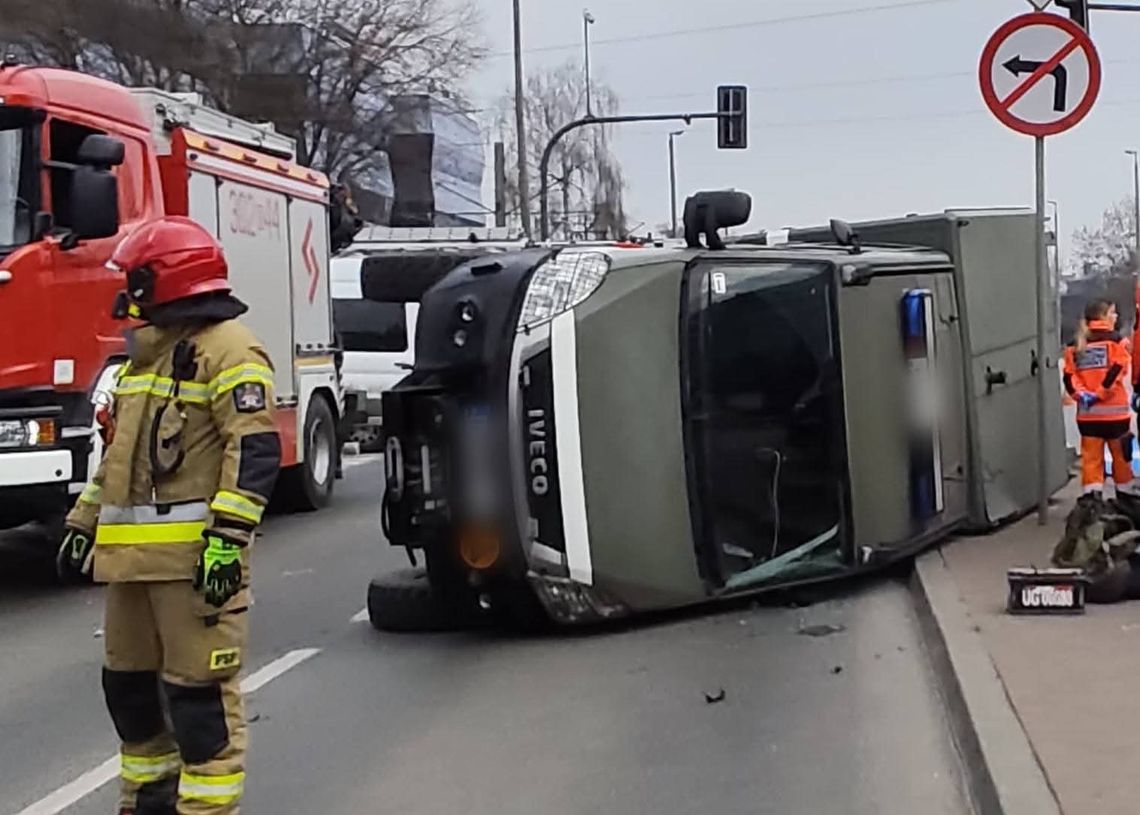 Wypadek, Kraków, pojazd saperski, wypadek w Krakowie, akcja ratunkowa w Krakowie, na sygnale, wypadek na skrzyżowaniu w Krakowie