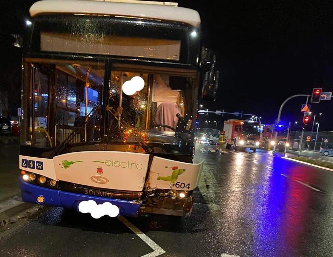 Na zdjęciu autobus krakowskiego MPK, który zderzył się z samochodem osobowym w Prądniku Białym