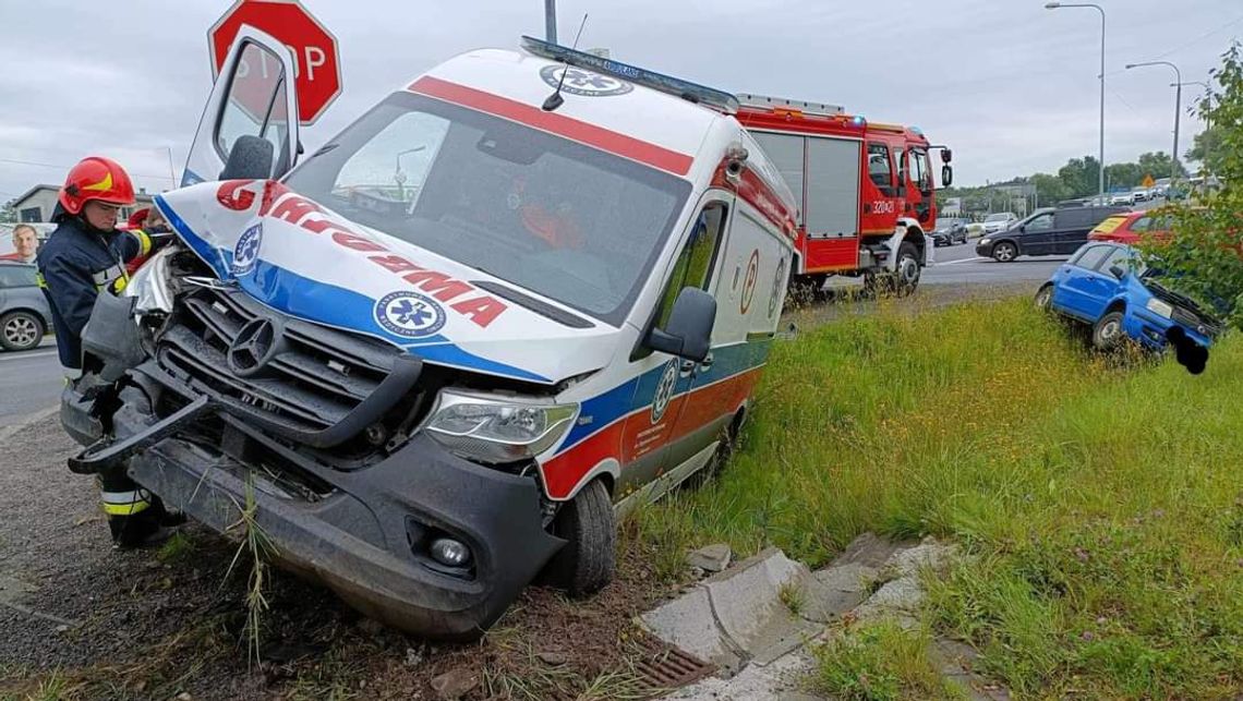 Na zdjęciu uszkodzona karetka pogotowia po zderzeniu w Skawinie