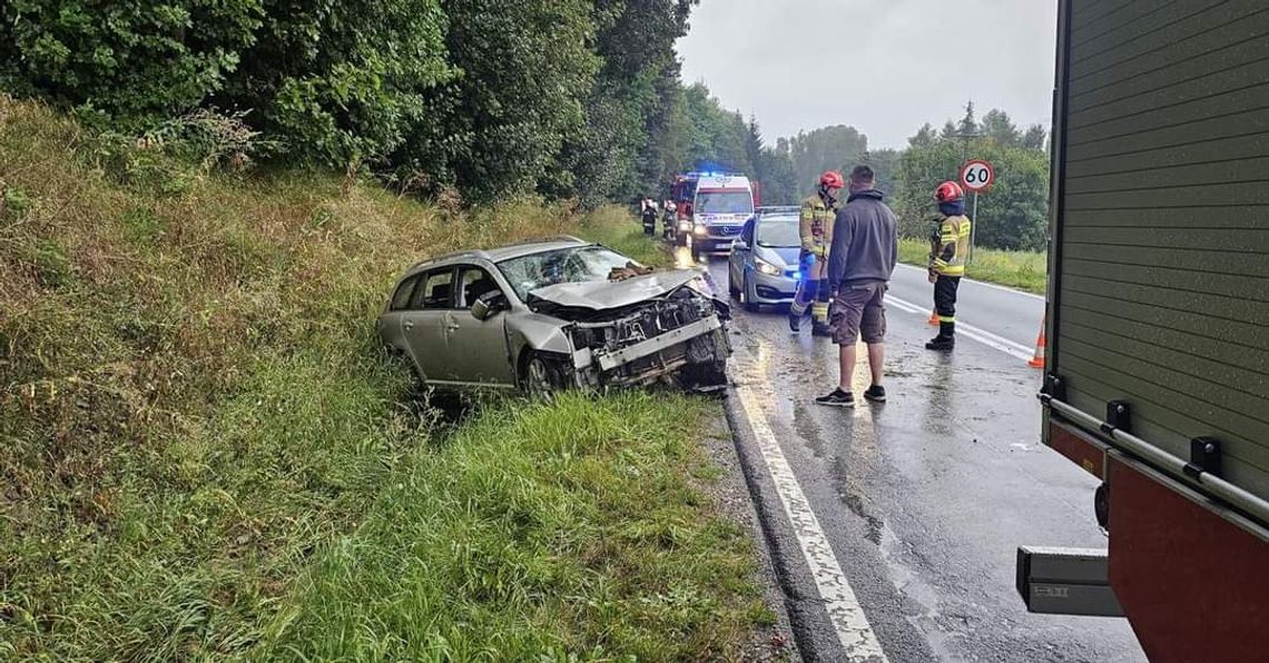 Na zdjęciu uszkodzony pojazd po kolizji na DW783 w miejscowości Falniów