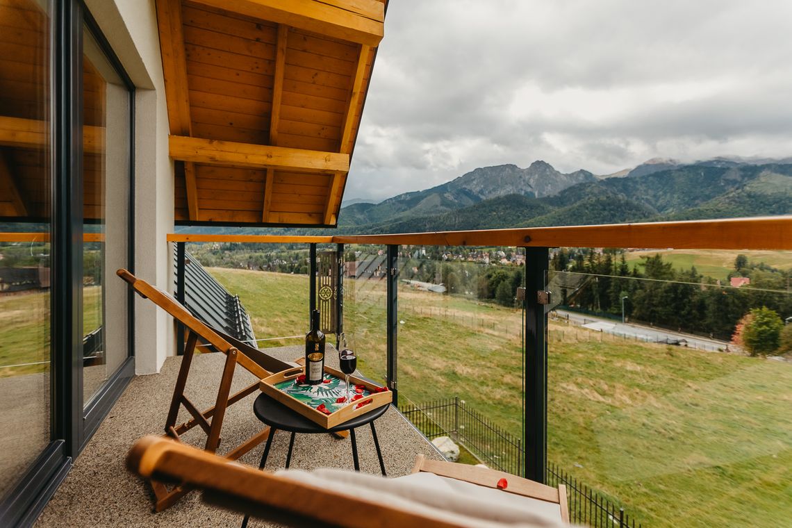 Widok na Giewont oraz panoramę Tatr widoczną z apartamentu APTATRY w Kościelisku