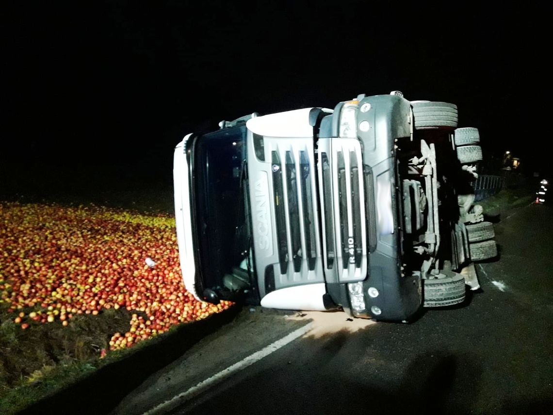 Wywrotka samochodu ciężarowego na terenie Sądecczyzny (ZDJĘCIA)